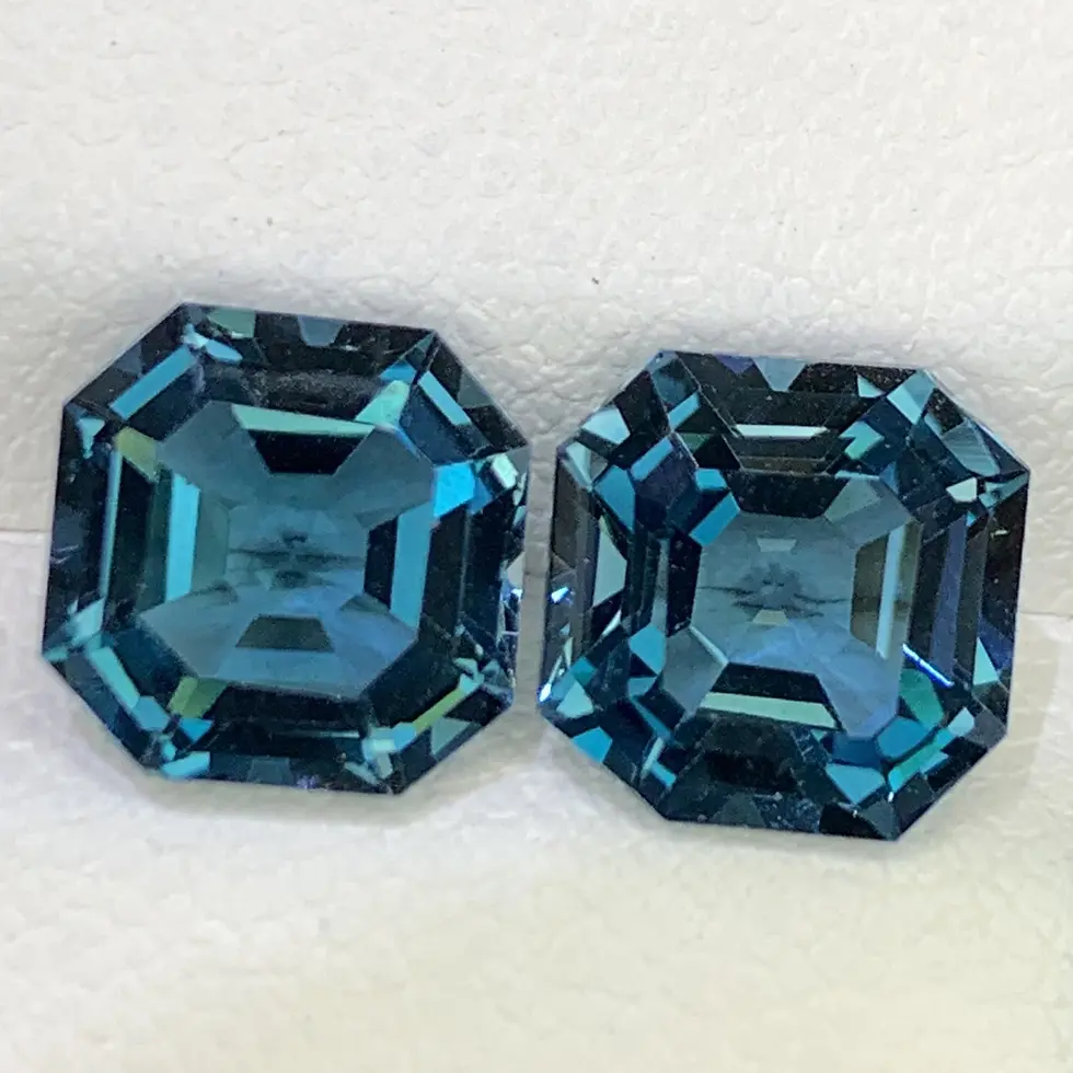 Paire de topazes London Blue de 6.04 carats, taille octogone, bleu pétrole intense, clarté parfaite.