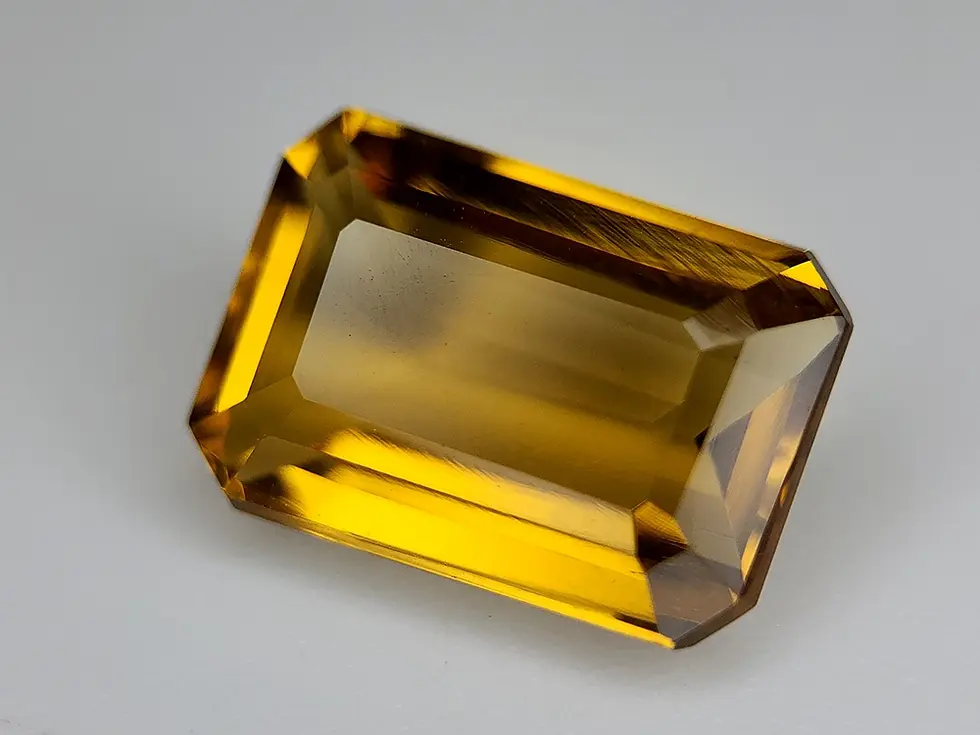 Citrine Madeira 5.01 ct, taille octogone, orange doré pur, clarté VVS naturelle.