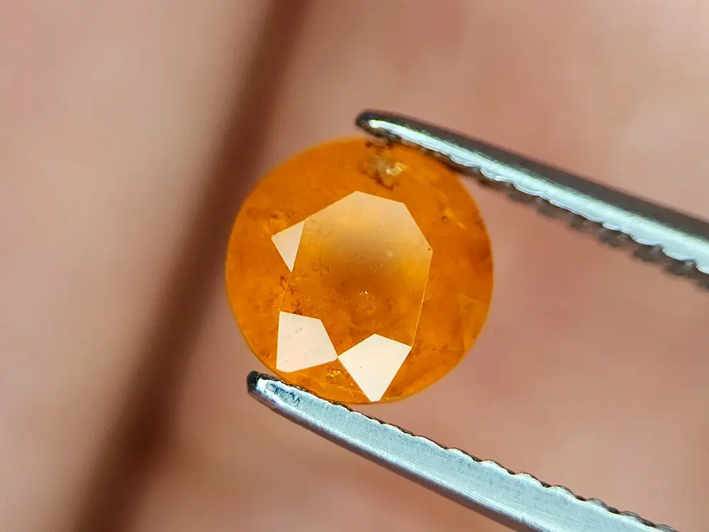 Hessonite naturelle 1.47 ct, taille octogone carrée, orange miel intense, VS naturelle.