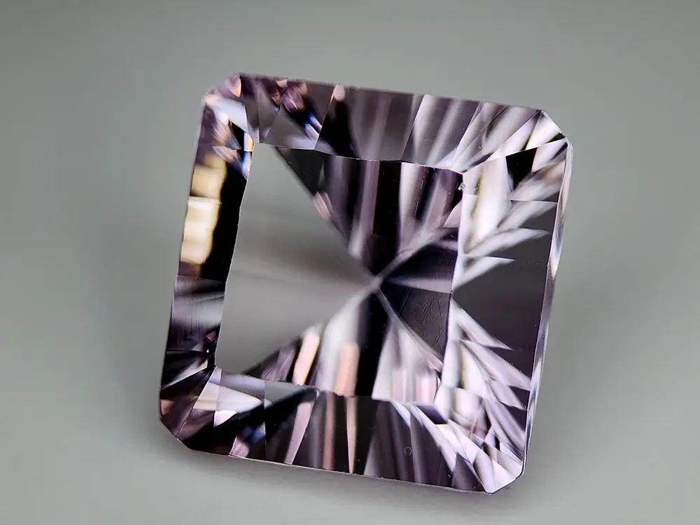 Amétrine octogone 9.02 ct, bicolore lavande et champagne, taille concave profonde, VVS.