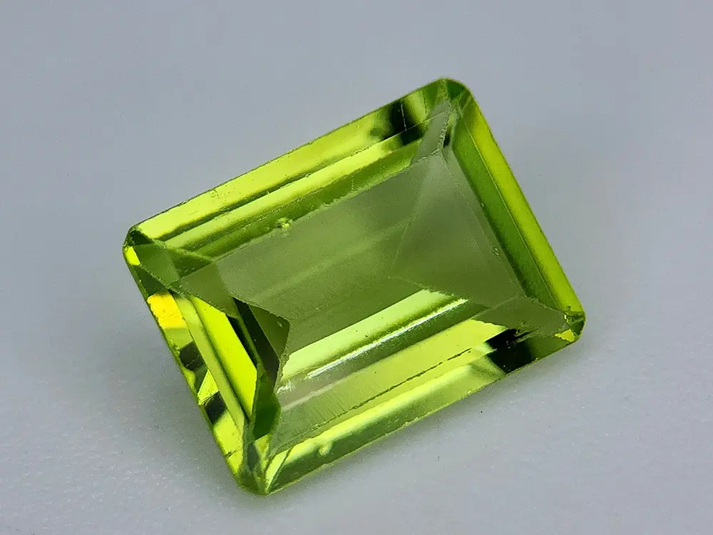 Péridot naturel pakistanais de 1.41 carats, saturation parfaite et vert éclatant.