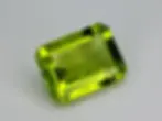 Péridot naturel du Pakistan de 1.69 carats, taille émeraude, vert olive profond.