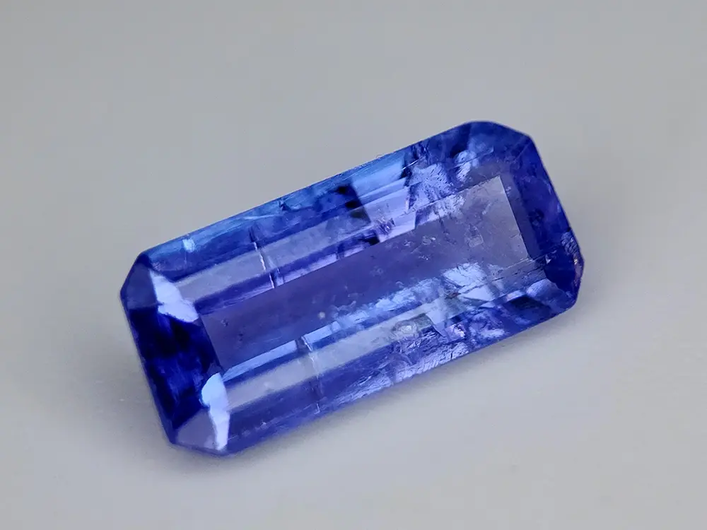Tanzanite naturelle 1.82 ct, couleur lilas pâle, forme allongée, clarté VVS, fenêtre centrale.