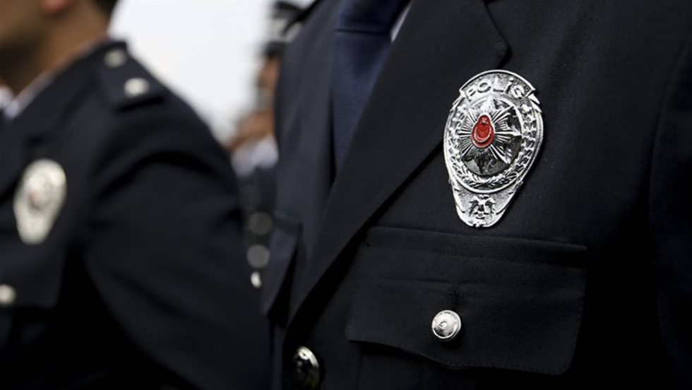 Emniyet rütbe terfi işlemleri, polislerin kariyer ve özlük haklarını doğrudan etkileyen idari işlemlerdendir. Hukuka aykırı terfi değerlendirmeleri veya terfi ettirmeme kararlarına karşı idare mahkemesinde iptal davası açılabilir. Ankara Beştepe’de faaliyet gösteren Dal Hukuk & Danışmanlık Bürosu, polis rütbe terfi davaları, disiplin soruşturmaları ve idare hukuku alanında profesyonel hukuki destek sunmaktadır.