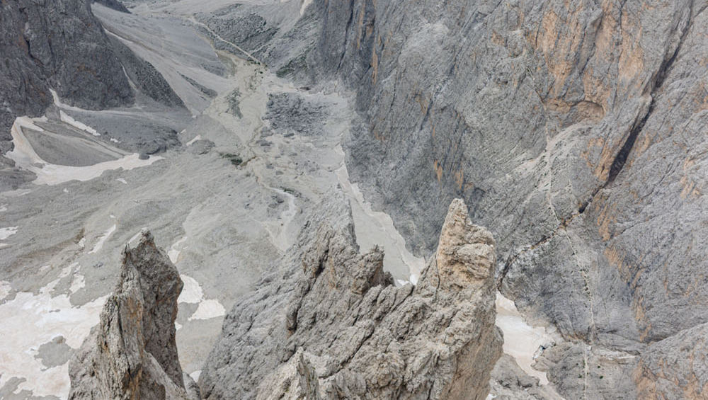 Climber on Spigolo del Pollice ridge in the Dolomites, classic exposed multi pitch rock climb© Andreas Erkens, Alpin.de