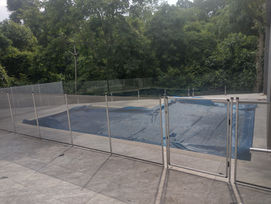 Piscina coberta com cerca de segurança