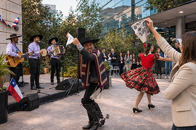 Espectáculo de cuecas para empresas y eventos corporativos en Santiago con músicos en vivo y pareja de baile.