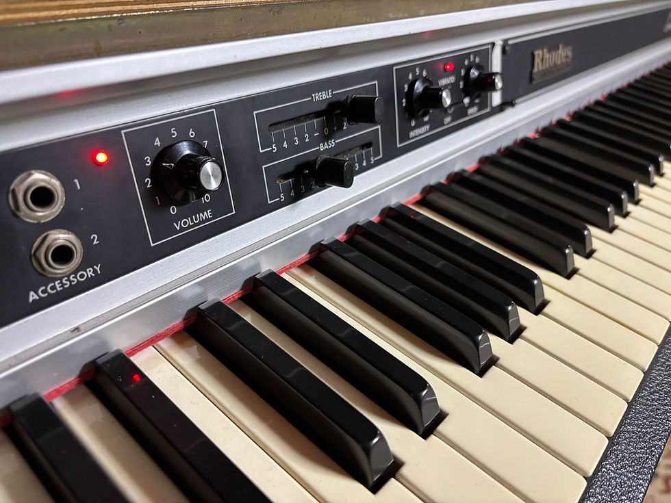 サムネイル： 【動作確認済・完動品】Rhodes Suitcase MarkⅡ Seventy Three 73鍵 木製鍵盤 ローズピアノ スーツケース アンプ内蔵スピーカー