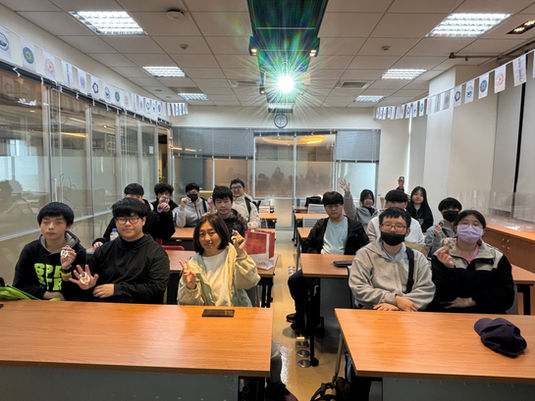 光隆家商學生展示完成的文創作品成品