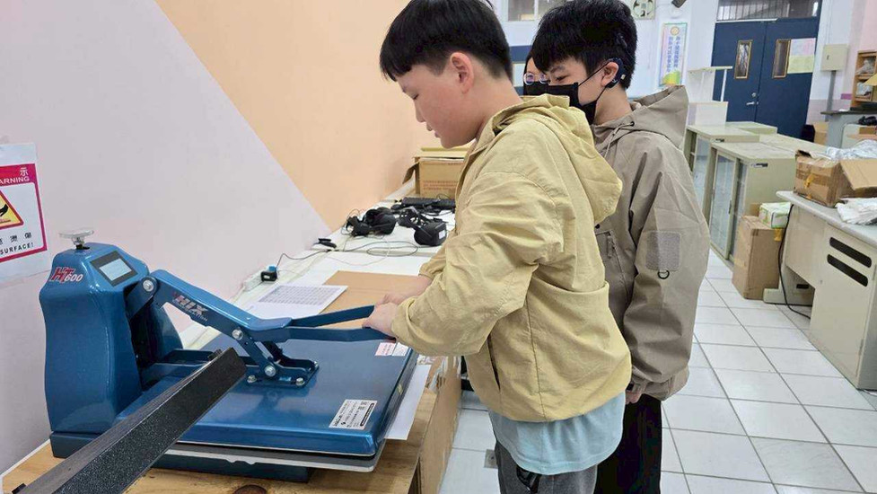 花蓮高商AI文創營 學生操作銀燙機印製鑰匙圈
