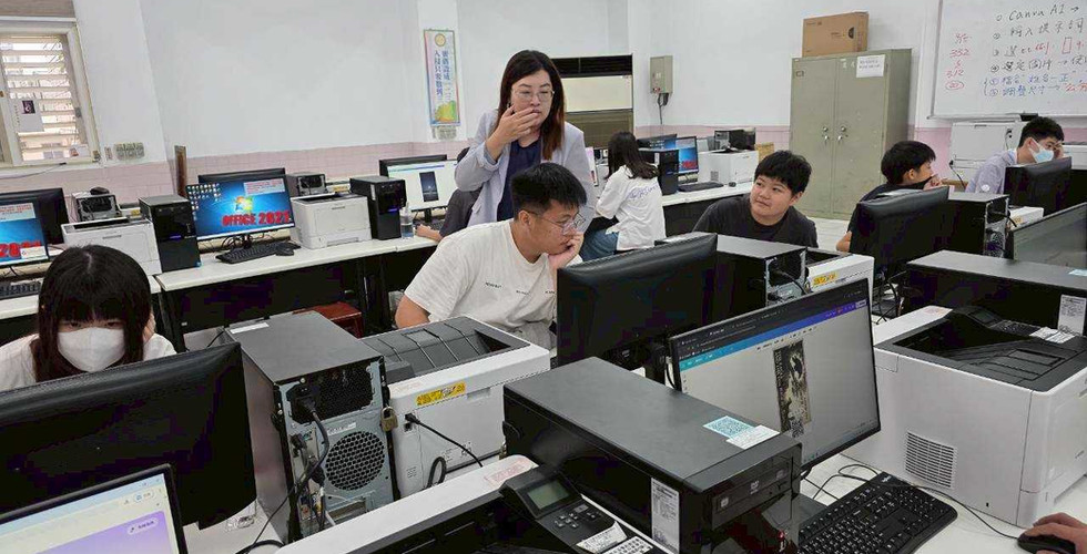 花蓮高商AI文創營 講師授課