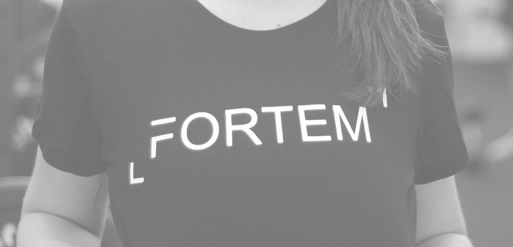 Aluna vestindo a camiseta FORTEM