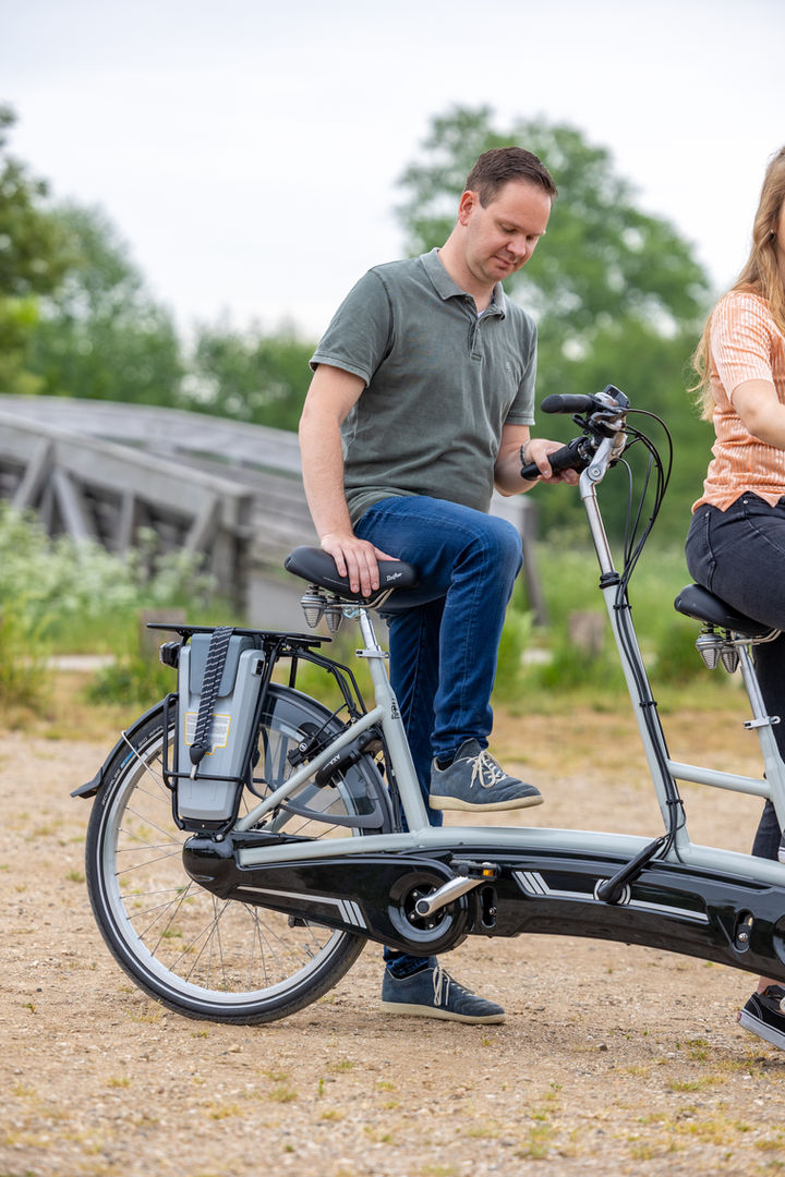 Un homme en train de monter sur le vélo adapté vanRaam Twinny