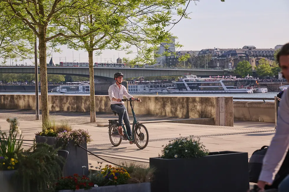 Une femme utilise le vélo Balance de vanRaam en ville