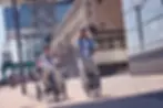 Deux personnes utilisant les vélos vanRaam Easy Rider et Balance en ville