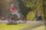 Une femme utilise le tricycle vanRaam Easy Rider Compact dans un parc