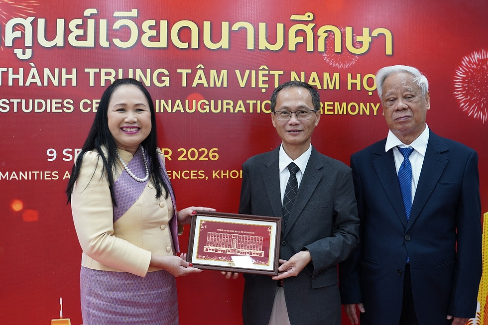 Trao quà lưu niệm tới Trưởng Khoa, Khoa Nhân văn và Khoa học Xã hội KKU