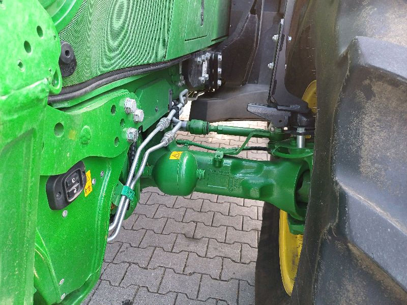 Miniatura: John Deere 6215R s čelním nakladačem