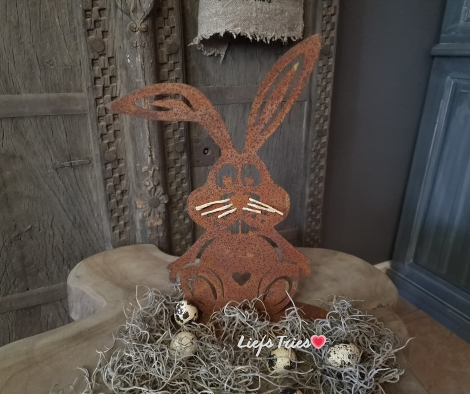 Haas met snorharen gemaakt van geroest plaatstaal op ovale voet met tillandsia en kwarteleitjes