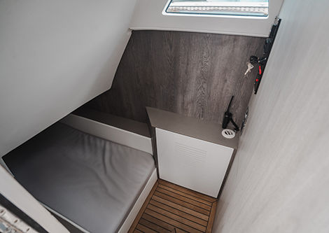 CAT 40  - Acelera até 50 milhas, é equipado com uma rampa elétrica acessível na proa, uma cabine com A.C e possui quase 10 metros quadrados de hardtop de fibra de carbono, com uma área de sombra de 20 metros quadrados e 215 metros quadrados de deck.
Além disso, ele conta com cadeiras confortáveis para pelo menos 12 convidados e dois motores Mercury Verado de 400hp, que irão empurrar a embarcação a velocidades surpreendentes.