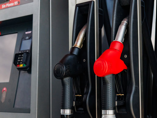 Alza supera lo previsto: gasolina cuesta más de cuatro dólares por galón