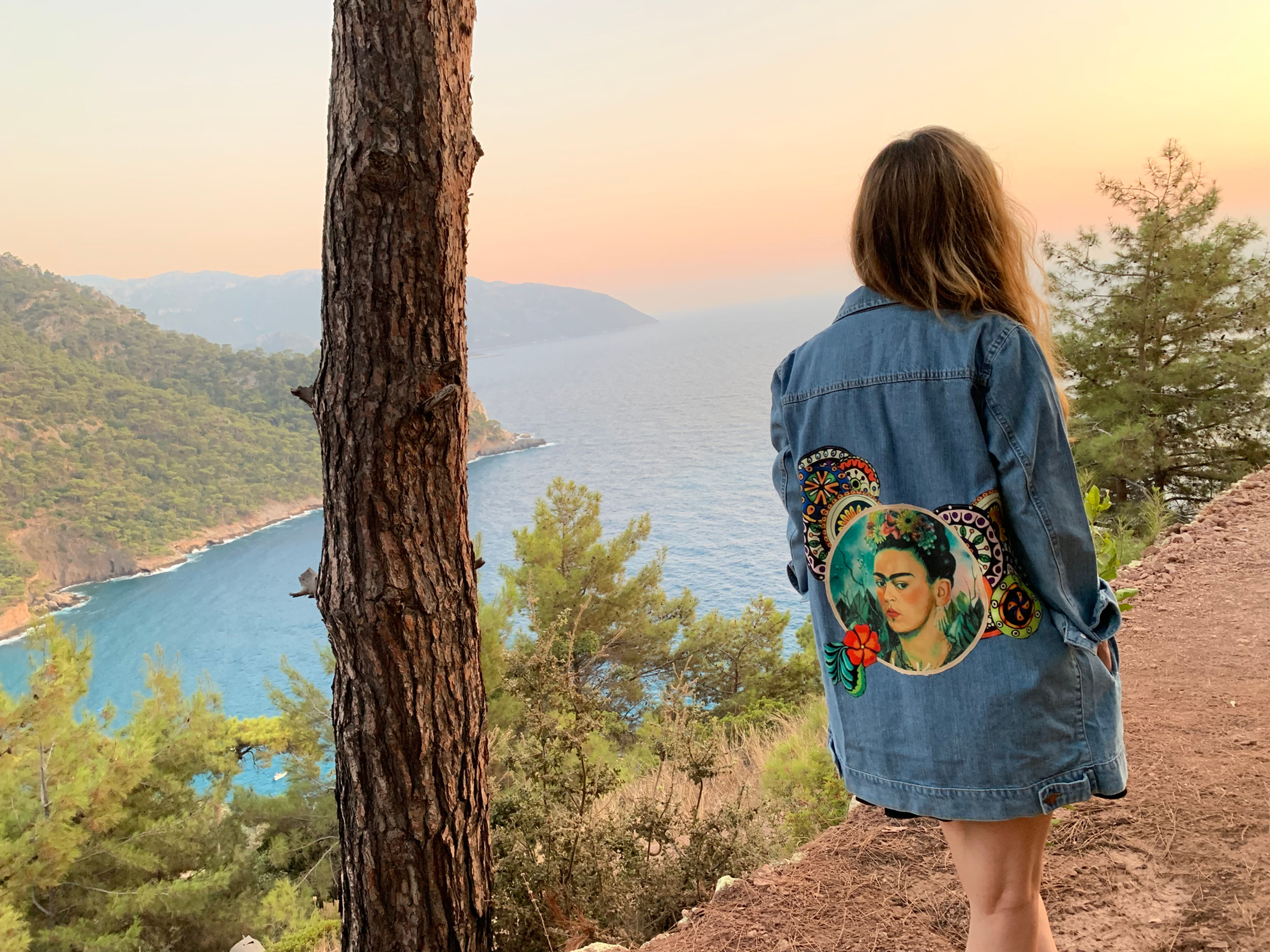 معطف فريدا من الدنيم بتفاصيل مفصلة