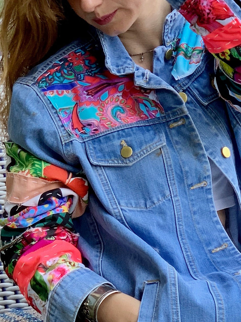 الصورة المصغرة: سترة نسائية من الدينيم، وسترة جينز مع تفاصيل مرقع على الأكمام