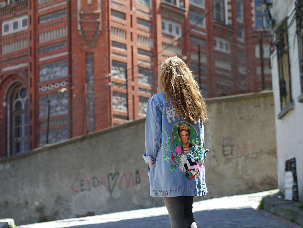 الصورة المصغرة: مجموعة كيرف، سترة فريدا من الدنيم المرقعة بمقاس كبير، سترة طويلة مريحة من الدنيم