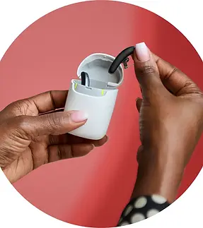 Styletto-IX_taking-out-of-charger_circle_1000x1000.webp