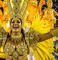 Dançarina de samba com um traje dourado de desfile no Carnaval do Rio 2026, parte dos pacotes exclusivos de Carnaval da RioBela.