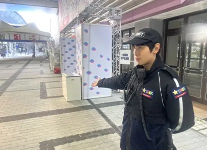 イベント施設で警備をする男性