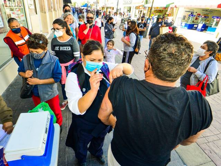 Acuden chihuahuenses a aplicarse vacuna contra la influenza