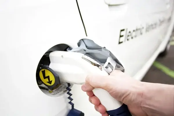 Autos eléctricos, un paso necesario hacia un futuro más verde