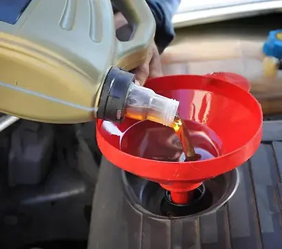 servicio profesional de cambio de aceite y filtro en las condes.webp