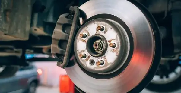 CUÁL ES LA VIDA ÚTIL DE LOS DISCOS DE FRENO.webp