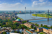 Man sieht die Skyline von Düsseldorf