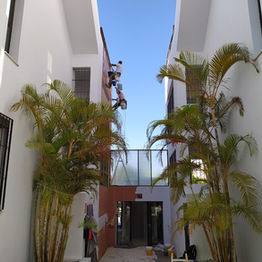 Pintura exterior profesional en viviendas y locales, acabado duradero y resistente al clima.