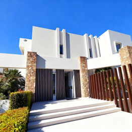 Pintura exterior profesional en vivienda, acabado duradero y resistente a la intemperie