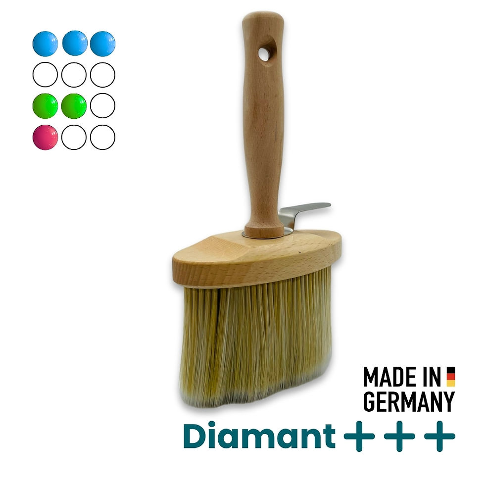 Ovale Fassadenbürste mit hellem Borstenbesatz und Holzgriff – Made in Germany für wasserbasierte Farben