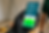 Maler mit Handschuh hält Smartphone mit PAINTEC-Shop – sicher online bestellen