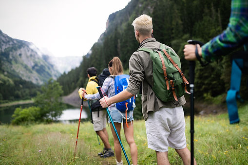 gruppo di ragazzi in montagna