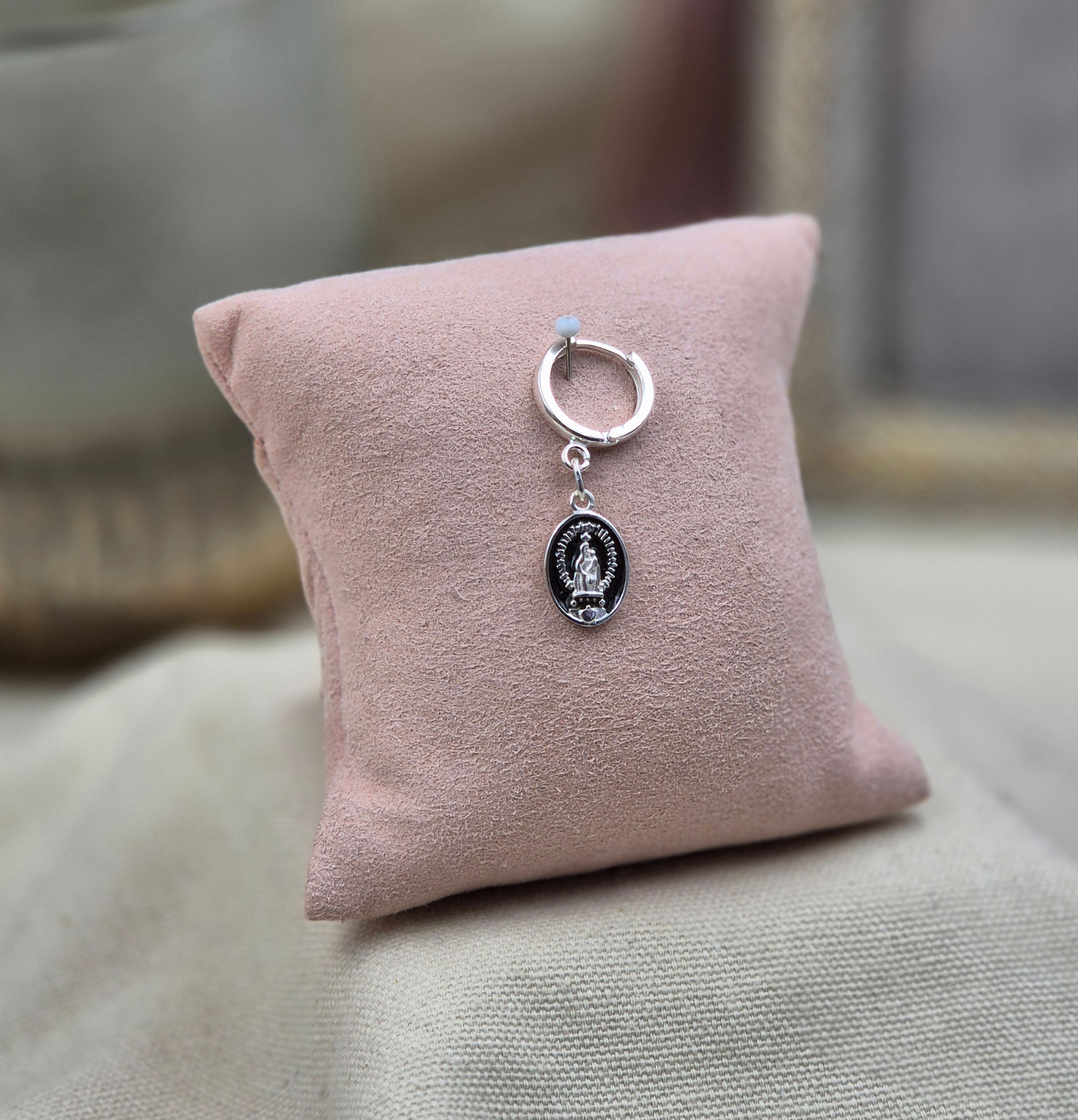 Boucle courte argent 925 - vierge émail noir