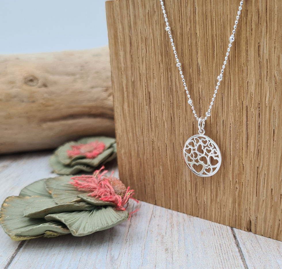 Collier court argent chaîne perlée et pendentif coeurs