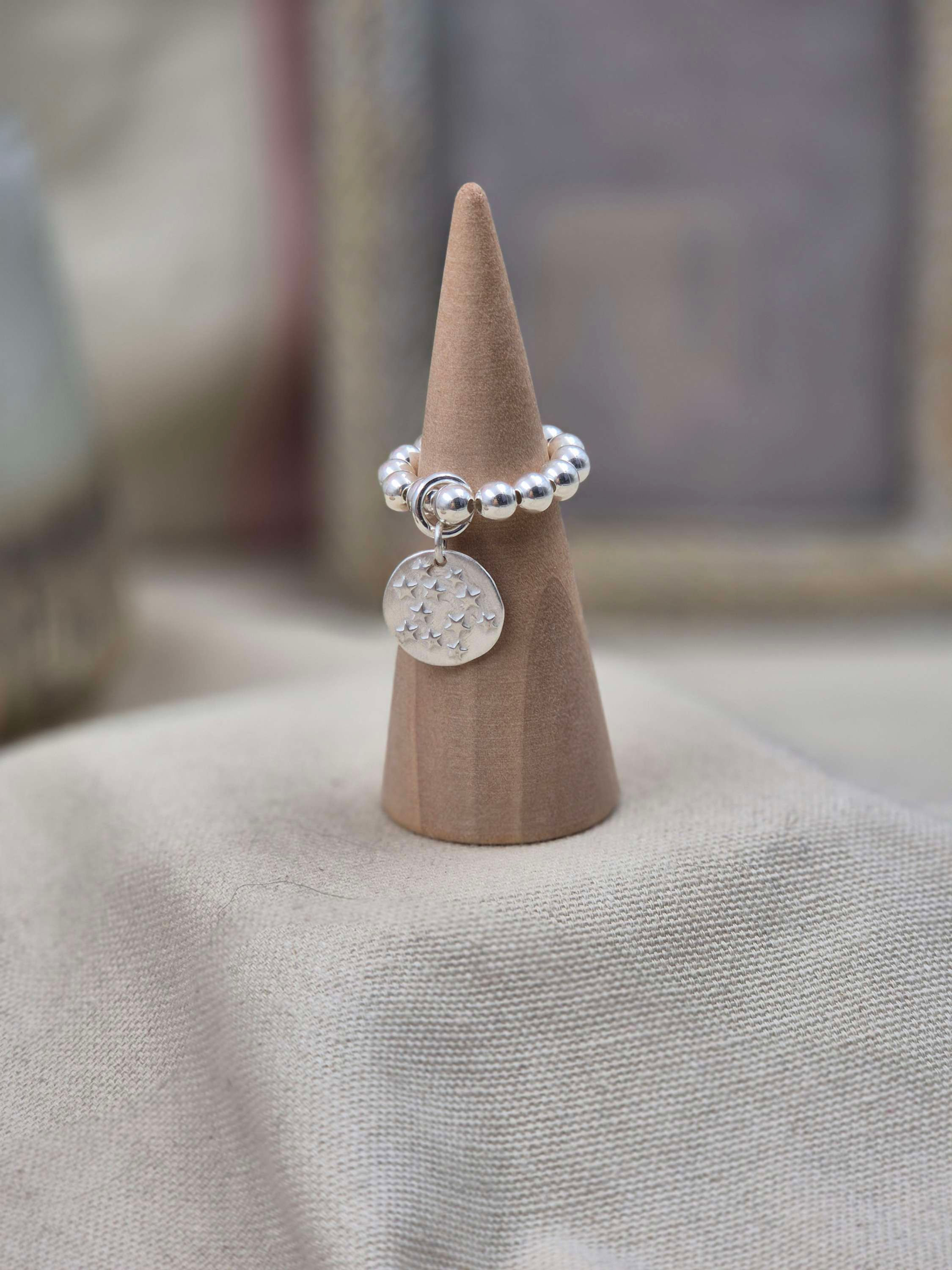 Bague 1 rang de perles 5 mm -  médaille 15mm au choix