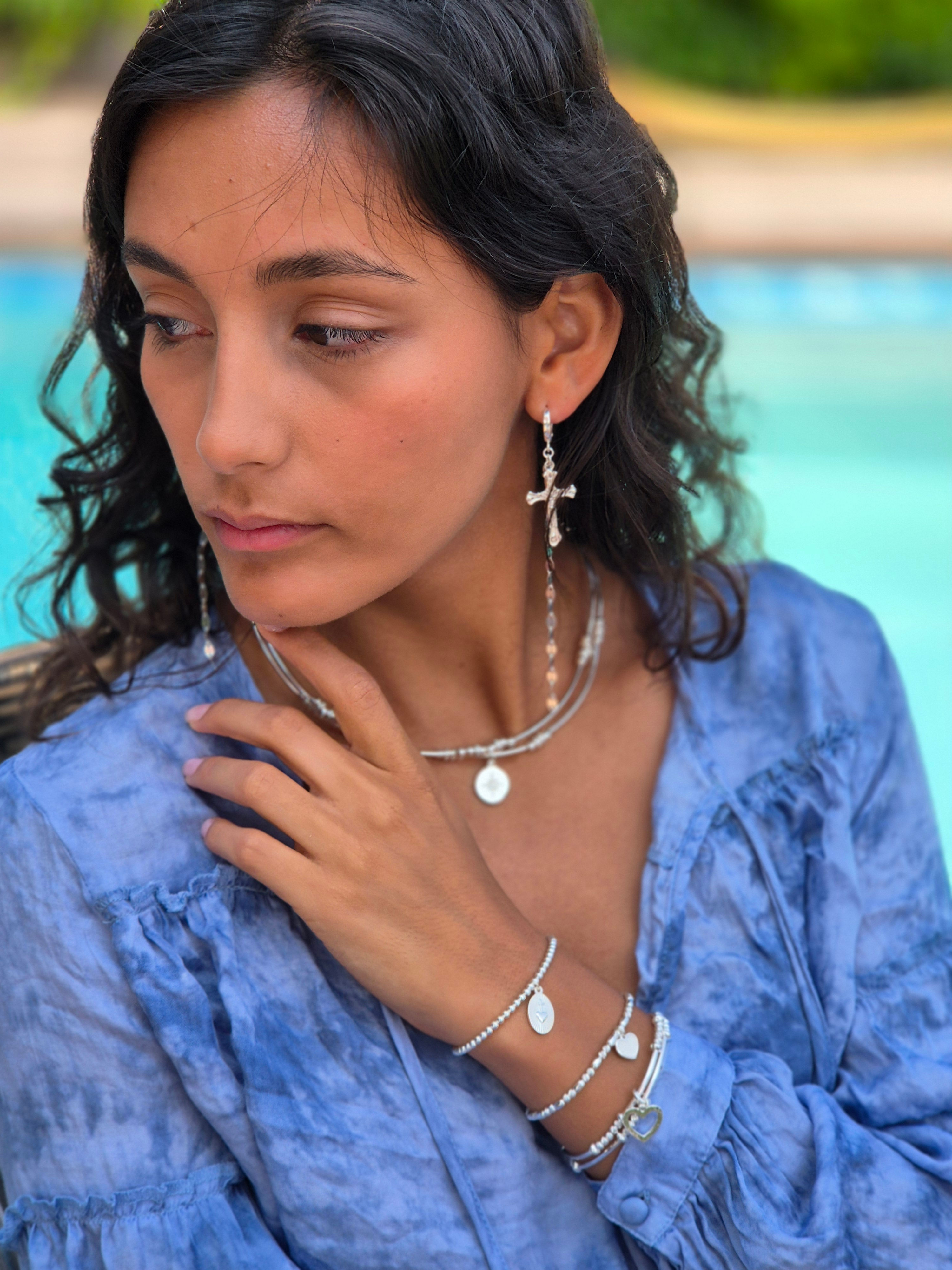 Boucles longues maille cobra,  pendentif croix baroque