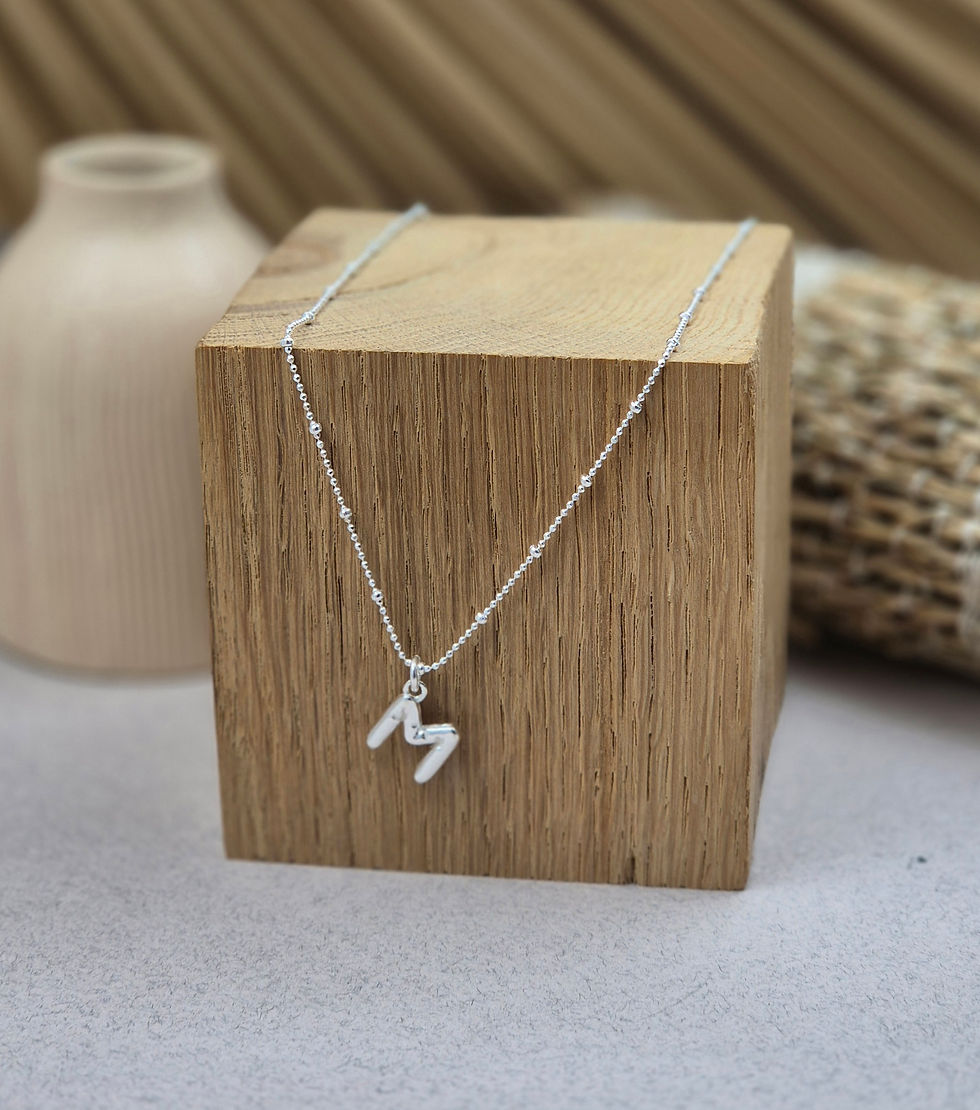 Miniature : Collection ƁALLOON - Collier court chaîne billes perlée,  pendentif lettre
