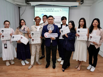 香港中學教室內,學生進行團體放鬆練習,教師在旁引導。