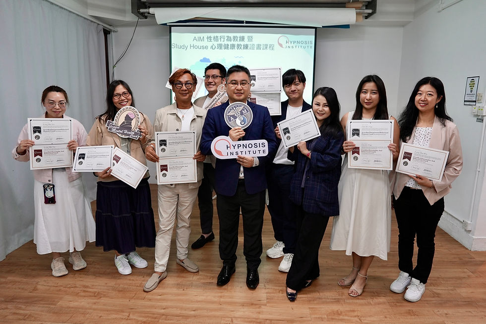 香港中學教室內,學生進行團體放鬆練習,教師在旁引導。