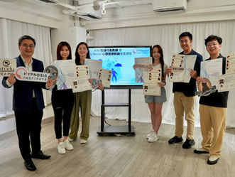 Hypnosis Institute 專業課程畢業證書大合照，學員成功考取 AIM 性格行為教練與心理健康教練雙重國際認證，掌握管理自身壓力的高階心理學技巧
