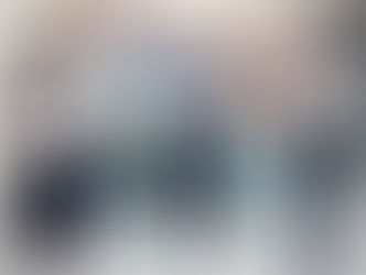 一位教師與學生坐在輔導室中,進行催眠式呼吸練習,營造出安全與穩定的互動氛圍。